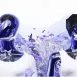 Deux mannequins bleus et brillants, portant des hauts blancs, se tiennent dans un champ de fleurs violettes avec des papillons. L'un des mannequins porte un foulard ; des montagnes et un ciel lumineux évoquent l'univers vibrant des Causantes dans le métaverse.