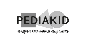 Logo avec le mot PEDIAKID en lettres grasses sur des formes géométriques, et la phrase le réflexe 100% naturel des parents en cursive en dessous.